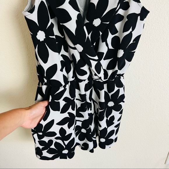 Altar’d State Black & White 70s Floral Collared Sleeveless Romper - Picture 5 of 8